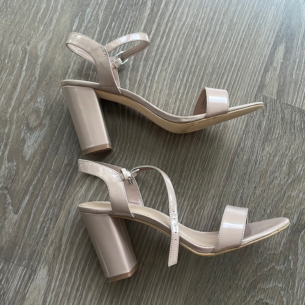Size 9.5 Nude block comfortable heeled sandals